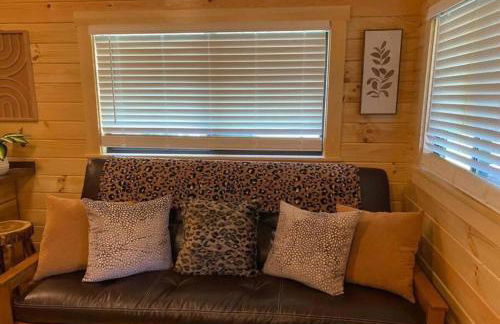 Serene 1BR Cabin near NC Z00 with Loft & Waterview - Foto 13