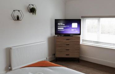 Large 4 Bed Home - Fast Wifi, Smart TV's & Free Parking - Near A66 - Foto 33