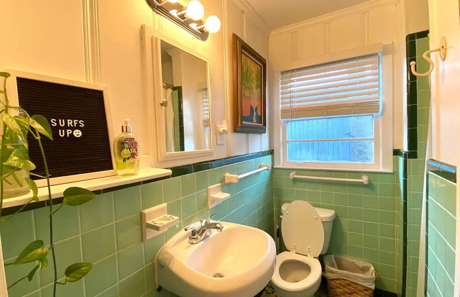 Surf Shack - Steps To The Beach, Lush Fenced Backyard 4 Bedroom Cottage - Foto 7