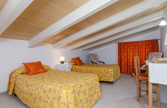 Peaceful Villa in Serene Retreat - Photo 2