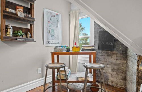 Cozy Top-Floor Retreat in the Heart of Louisville - Photo 7