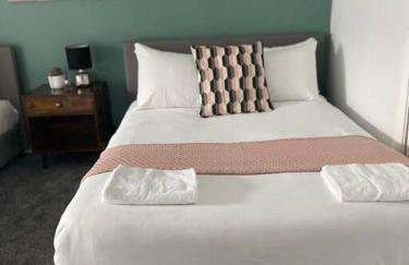 3-Bed House Near M1 & Meadowhall with Free Parking - Foto 16