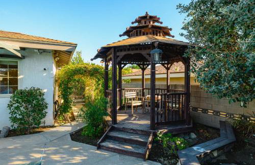 Luxury Estate with Sparkling Pool & Elegant Amenities - Foto 4