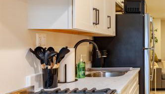 Private Garage Parking and King Bed - Walk to Metro - Foto 5