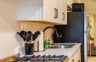 Private Garage Parking and King Bed - Walk to Metro - Foto 5