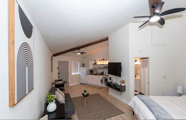 Cozy Studio Apt Close to the Gardens - King Bed - Foto 7