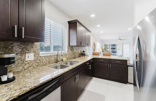 Serene Waterfront 2BR 2BA with Intracoastal Views, Pool, Balcony, Parking - Foto 31