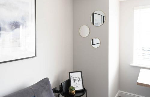 Lovely, comfortable 2-bed Braehead - free parking - Pass the Keys - Foto 29