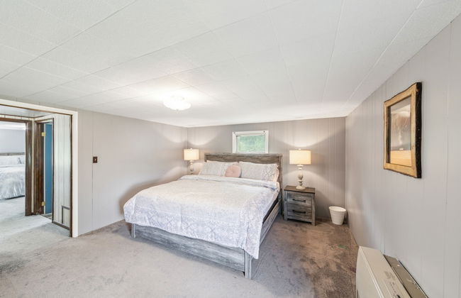 Stowe Retreat Mountain Views & Fenced Backyard by RedAwning - Foto 5