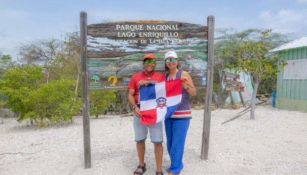 Una pareja llegando al Parque Nacional Lago Enriquillo