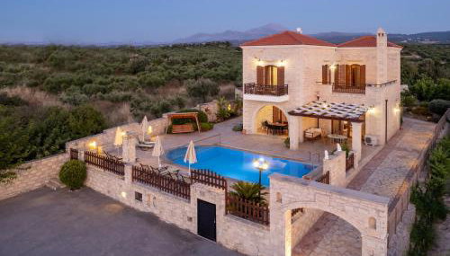 Family-Friendly Villa Erofili with Pool, Childrens Area & BBQ! - Foto 1