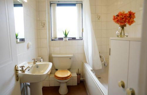 18PG Dreams Unlimited - Budget Flat w free parking - Slough Windsor Heathrow - Foto 9