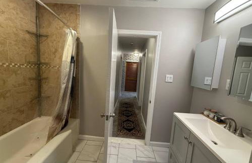 Newly Renovated Gem Fenced Backyard 2 Full Baths - Foto 11