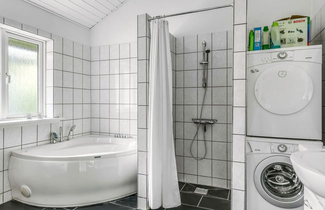 "Ellie" - 300m from the sea - Photo 13