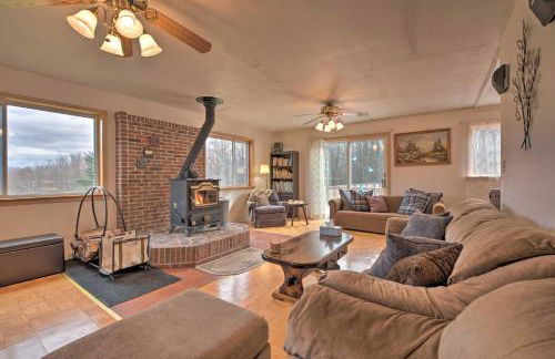 Private Hot Tub and Fireplace Poconos Home! - Foto 1