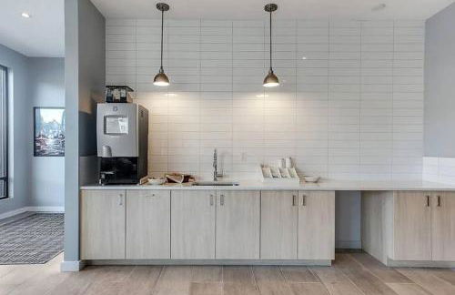 Luxury Apartment with Gym, Steps From Commuter Rail #2009 - Foto 17