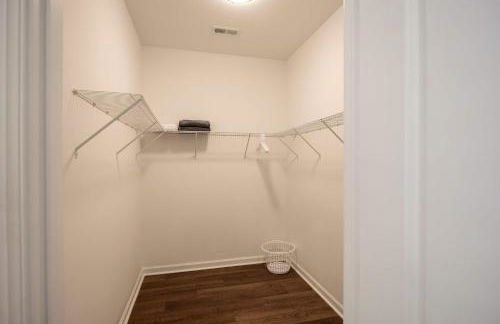 4 Min to Downtown - En-Suite Bath - Washer and Dryer - Foto 27