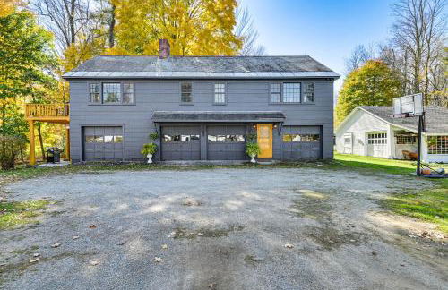 Ambient Manchester Village Abode with Deck and Pond! - Foto 24