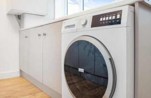 4BR House By Astra Residences Short Lets & Serviced Accommodation Stanley With Free Parking & Instant Booking - Foto 42