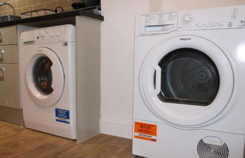 RestWorkPlayShortStays apartment, free parking and wifi, perfect for contractors, near to i54 park and city centre - Foto 22