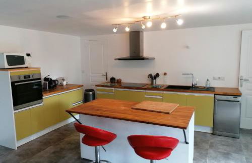 Maison renovee en pierres séjour spacieux avec jardin et terrasse aménagée près Omaha beach & Bayeux à 5mn de la mer tous commerces - Foto 8