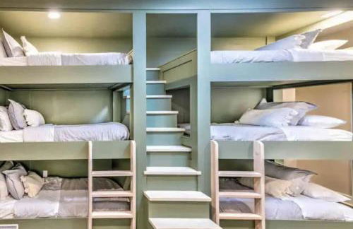 Luxury four-story Home, Rooftop Deck with views, PingPong! Sleeps 12! - Photo 21