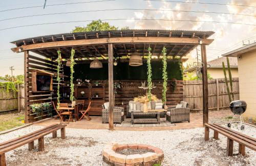 Upscale Ybor House with Outdoor Living Space - Photo 12