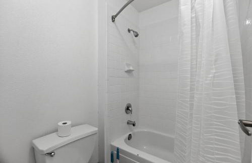 Chic furnished studio with inviting modern decor - Photo 12