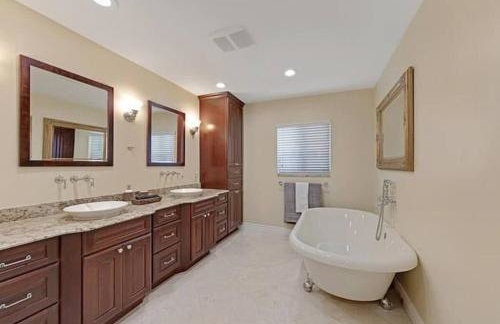 Home with pool by Dream Vacation - Foto 23