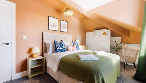 Bright and Airy 2BR Home Near Shops and Dining - Foto 2