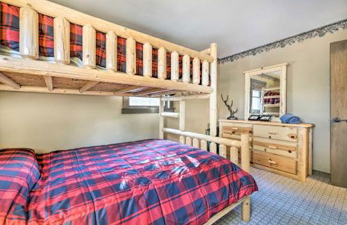 Deck and Forest Views Secluded Cresco Cabin! - Foto 17