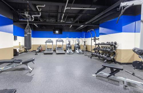 King Bed - Heart of PB - Jaw-Dropping Rooftop and Gym - Foto 33