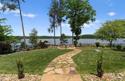 Spacious Waterfront Home on Lake Norman with Firepit Views and Dock Access - Foto 42