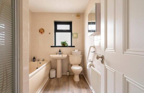 3-Bed Portballintrae Home | Wi-Fi, Garden, Parking - Foto 16