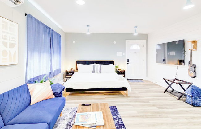 Themed Lux Loft with King Bed Free Parking and WiFi - Photo 21
