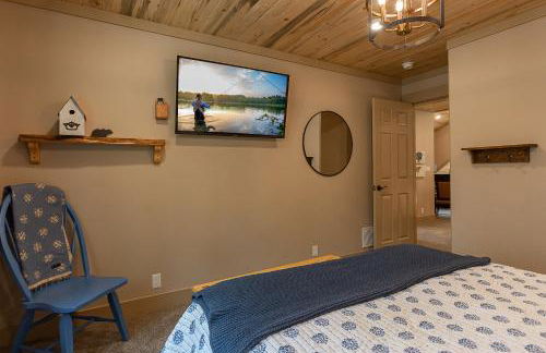 Uncle Chris Cabin by KABINO Air Conditioning Smart TVs Chefs Kitchen Spacious WiFi Grill Bills Island Reservoir Fishing - Foto 42