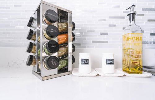 Golfers Paradise 4-hole PUTT-PUTT, Mega Chess with huge backyard, hammock - Photo 33