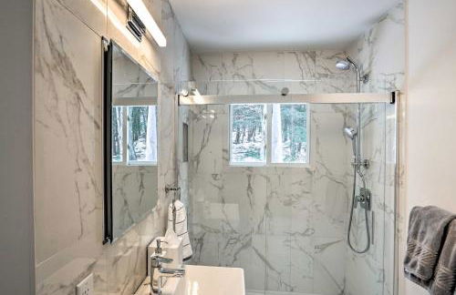 Lakefront Otis Home with Stunning Views and Boats! - Foto 23