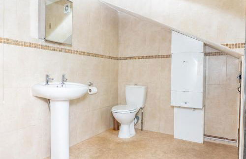 Cosy 3 Bed Cottage-Gloucester-Parking-Garden-Free Hot Tub Weekends-Work or Leisure - Foto 8