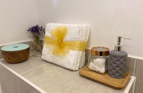 Oakgrove Apartment - 2 Bedroom with Terrance and private parking - Foto 17