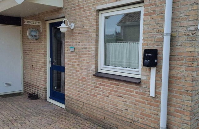 Appealing Bungalow With Garden - Photo 2