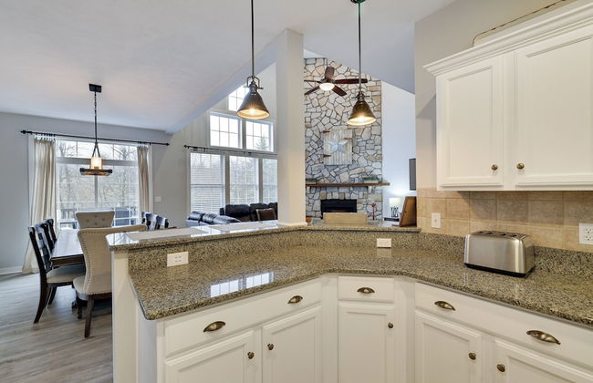 The Nest at Pinecrest by Avantstay Hot Tub Spacious Deck Game Room Fire Pit - Foto 16