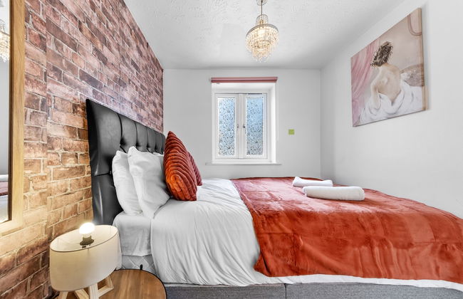 Stunning 1 Bedroom Apartment in Dagenham - Photo 2