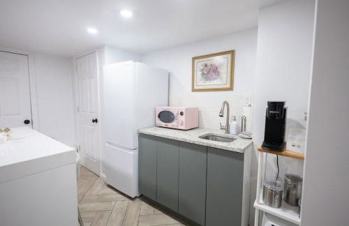 Retro 2 bedroom basement APT with free parking - Foto 12