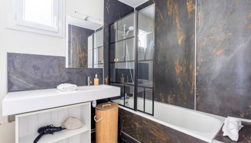 Jean Jaures - Appart Moderne avec Balcon & Parking - Foto 4, towels, Shower