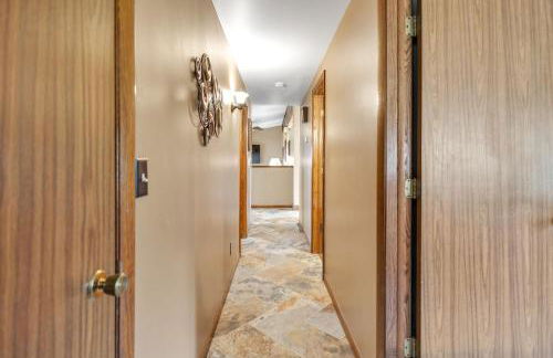 Serene Riverside Retreat home - Foto 28