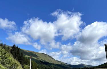 Belle 2 bedroom log cabin with hot tub, forest and loch - Foto 9