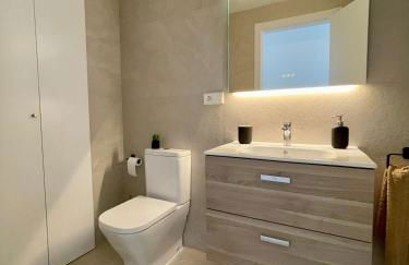 Apartamento nuevo junto al mar con plaza de garaje!! Perfecto para familias - Photo 40