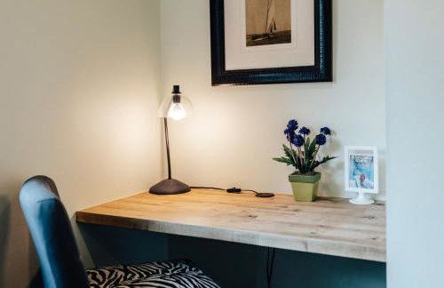 Authentic ATX Gem with Cowboy Pool, Vibe with Downtown & Local Eateries - Foto 10