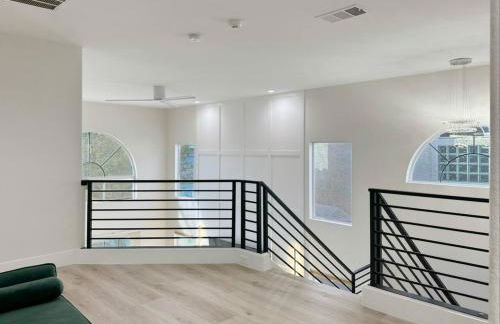 Luxe 5BR Home with Pool BBQNear Strip - Foto 25